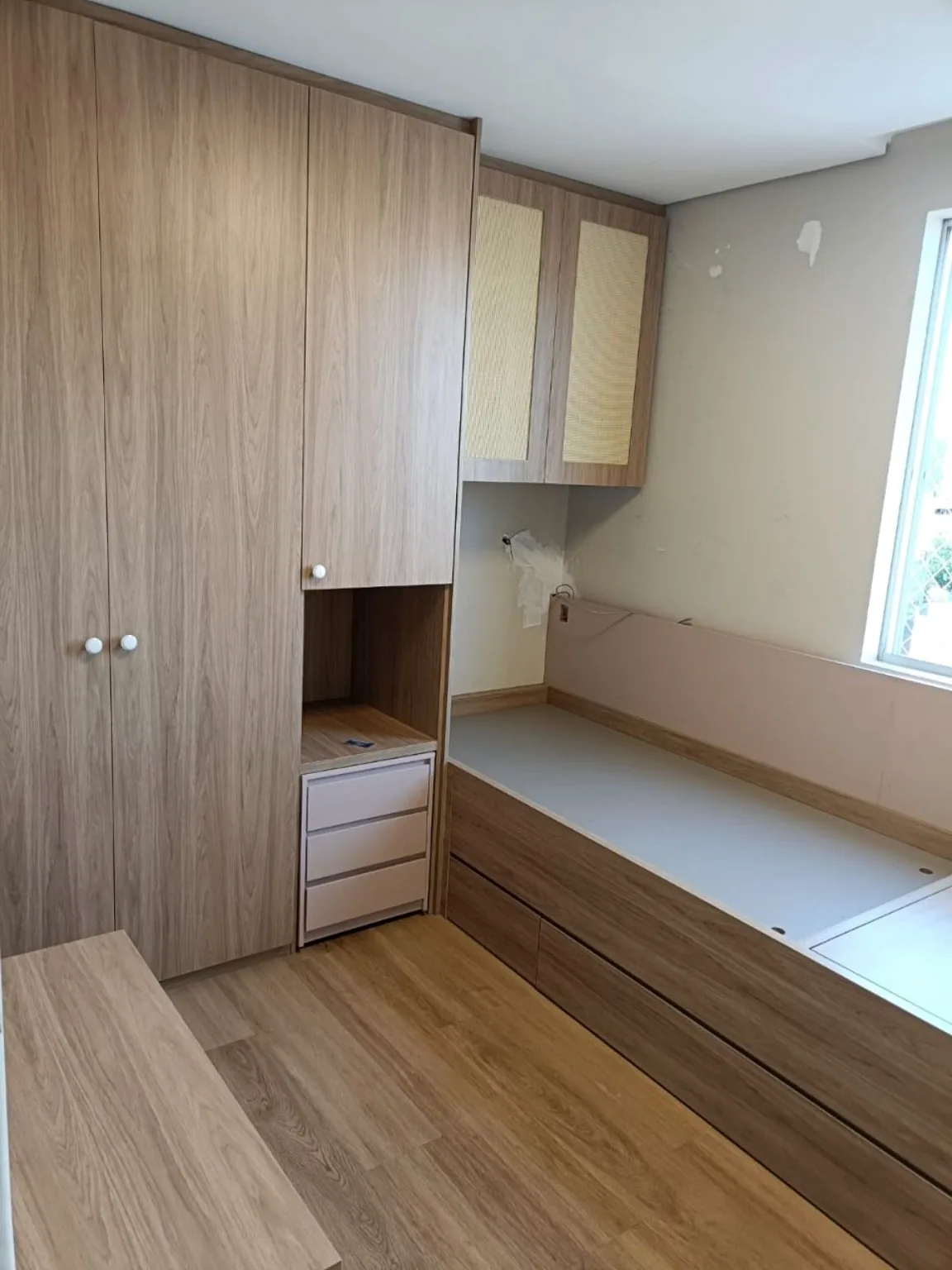 Quarto planejado com armário e cama integrada